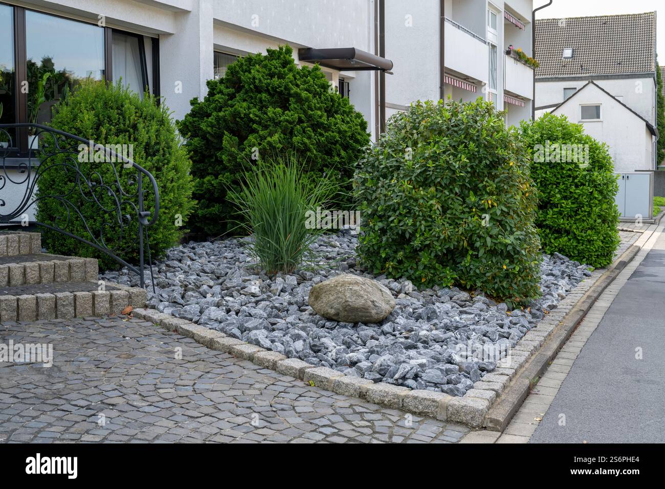 Allemagne, Rhénanie-du-Nord-Westphalie, région de la Ruhr, jardin avant moderne avec plantes et pierres, jardin de gravier Banque D'Images
