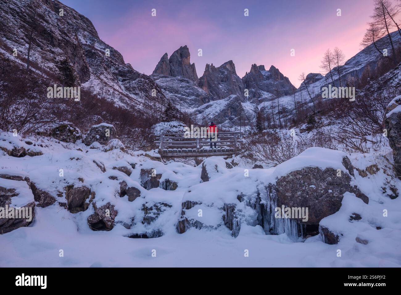 Randonneur dans la vallée isolée de Focobon au crépuscule, dominé par les flèches du Focobon, côté nord-est du groupe pale di San Martino, Dolomites, municipalité de Falcade, province de Belluno, Vénétie, Italie Banque D'Images