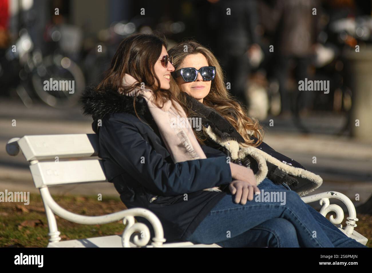Ljubljana : les femmes parlent en étant assises o un banc, place du Congrès. Slovénie Banque D'Images