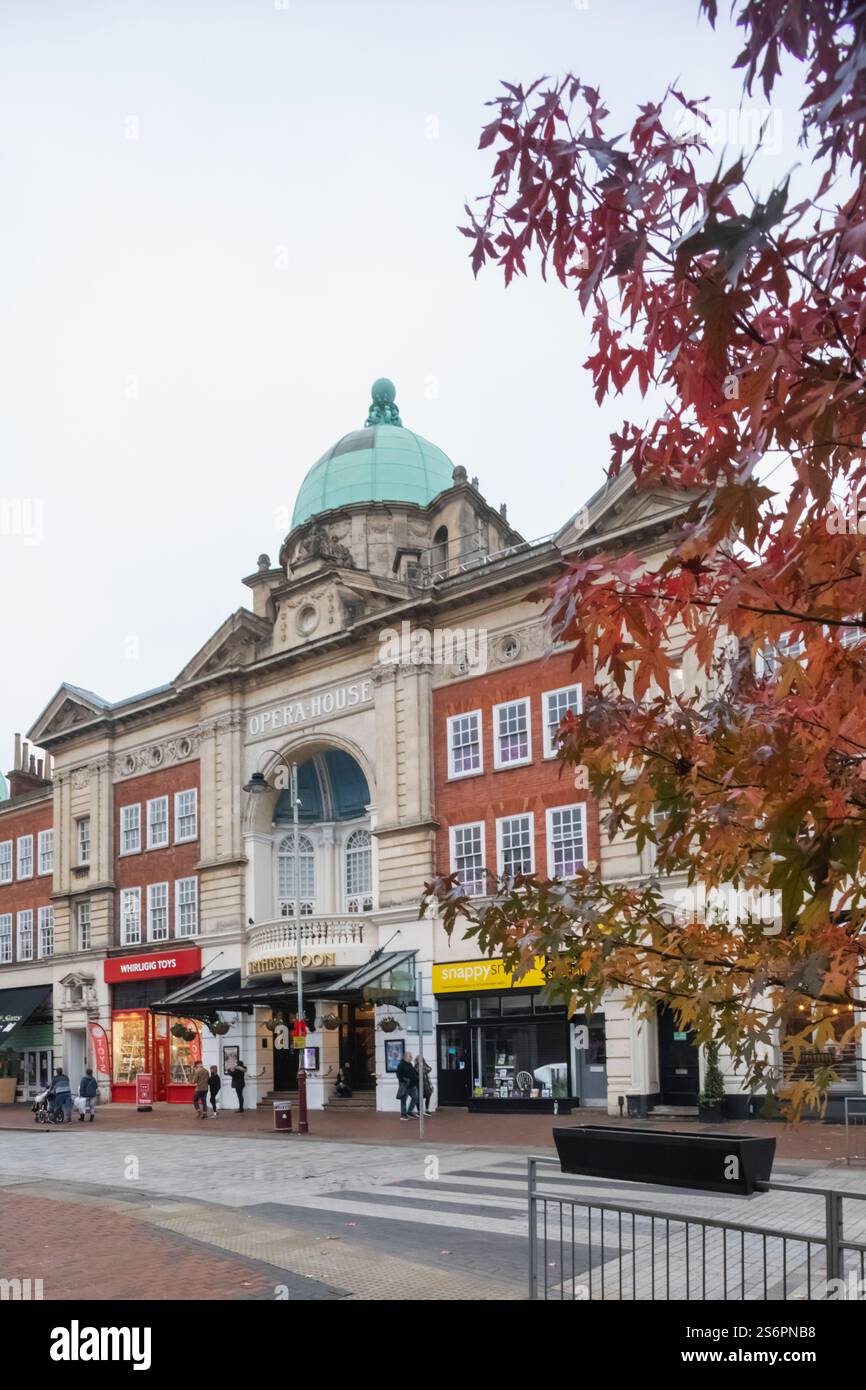 Angleterre, Kent, Tunbridge Wells, l'Opéra historique maintenant un pub Wetherspoon et un restaurant avec des feuilles d'automne Banque D'Images