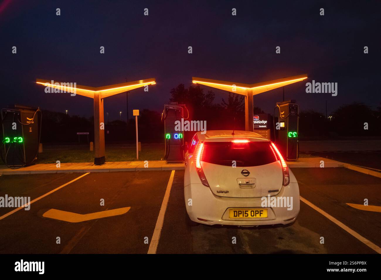 Angleterre, Kent, station de recharge de véhicule électrique la nuit Banque D'Images