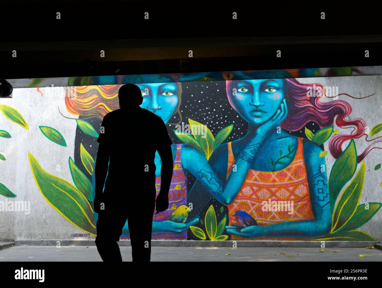 Femmes bleues, graffiti de l'artiste de rue péruvien Bronik, art de rue dans le passage souterrain Baratashvili, Tbilissi, Géorgie Banque D'Images