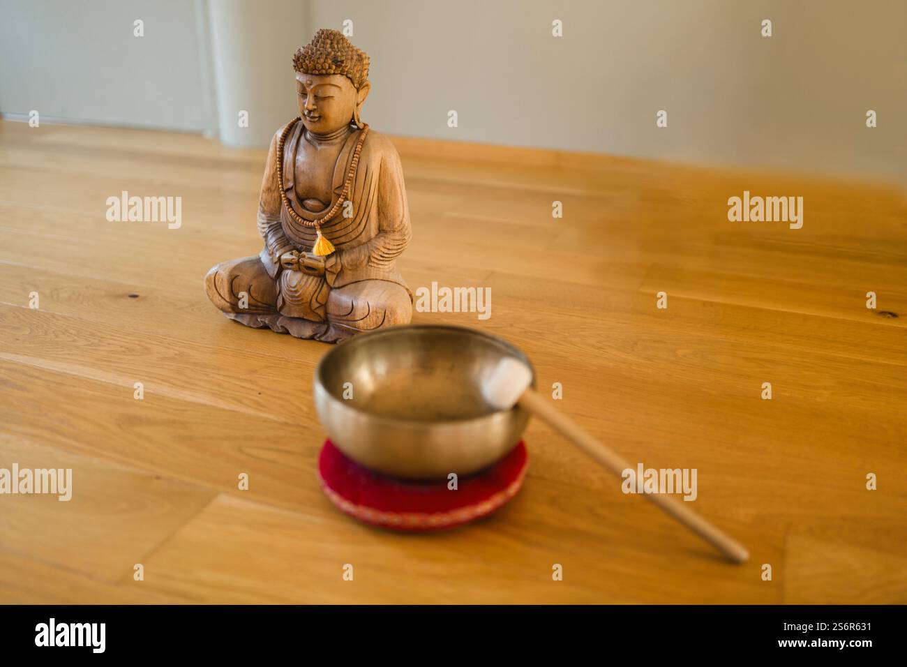 Budda avec bol chantant dans le studio de yoga Banque D'Images