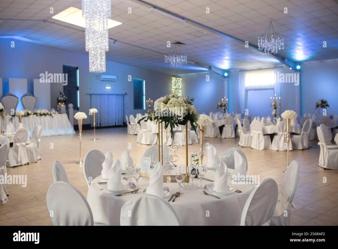 Salle de mariage en blanc avec éclairage bleu. Banque D'Images