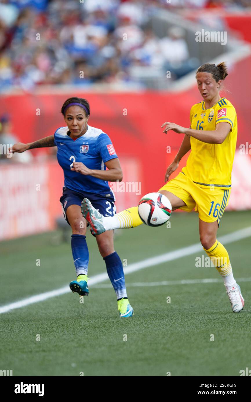 WINNIPEG, CANADA - 12 JUIN : Sydney Leroux, des États-Unis (2), passe la balle alors que Lina Nilsson, de Suède (16), défend lors d'un match de la Coupe du monde féminine de la FIFA du Groupe d le 12 juin 2015 au Winnipeg Stadium à Winnipeg, Canada. Usage éditorial exclusif. Utilisation commerciale interdite. (Photographie de Jonathan Paul Larsen / Diadem images) Banque D'Images WINNIPEG, CANADA - 12 JUIN : Sydney Leroux, des États-Unis (2), passe la balle alors que Lina Nilsson, de Suède (16), défend lors d'un match de la Coupe du monde féminine de la FIFA du Groupe d le 12 juin 2015 au Winnipeg Stadium à Winnipeg, Canada. Usage éditorial exclusif. Utilisation commerciale interdite. (Photographie de Jonathan Paul Larsen / Diadem images) Banque D'Images