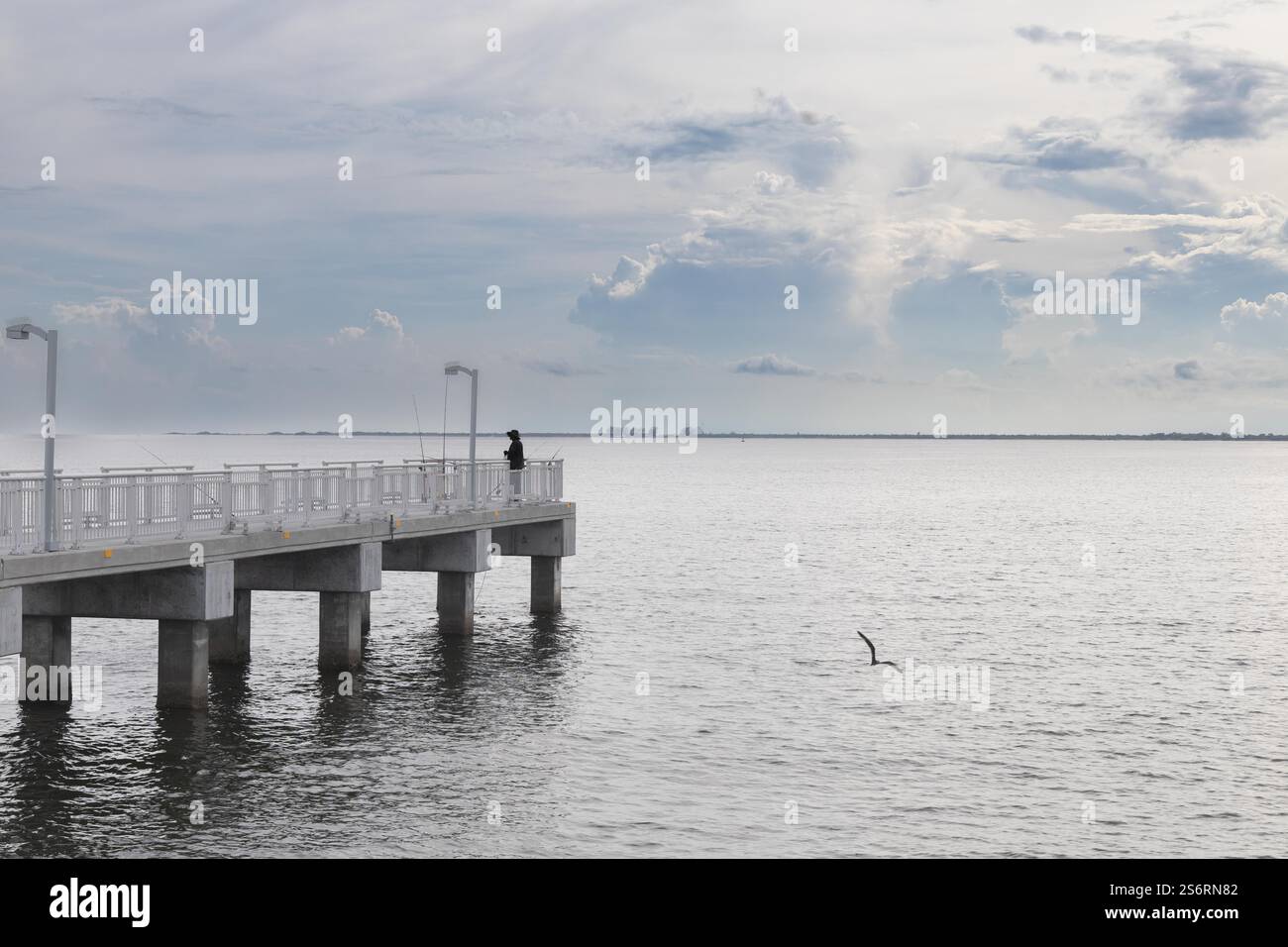 Vue du parc Fort de Soto au lever du soleil. Des teintes brillantes d'orange, de rose et de violet peignent le ciel, reflétant les eaux calmes sous Iconic Bridge Banque D'Images