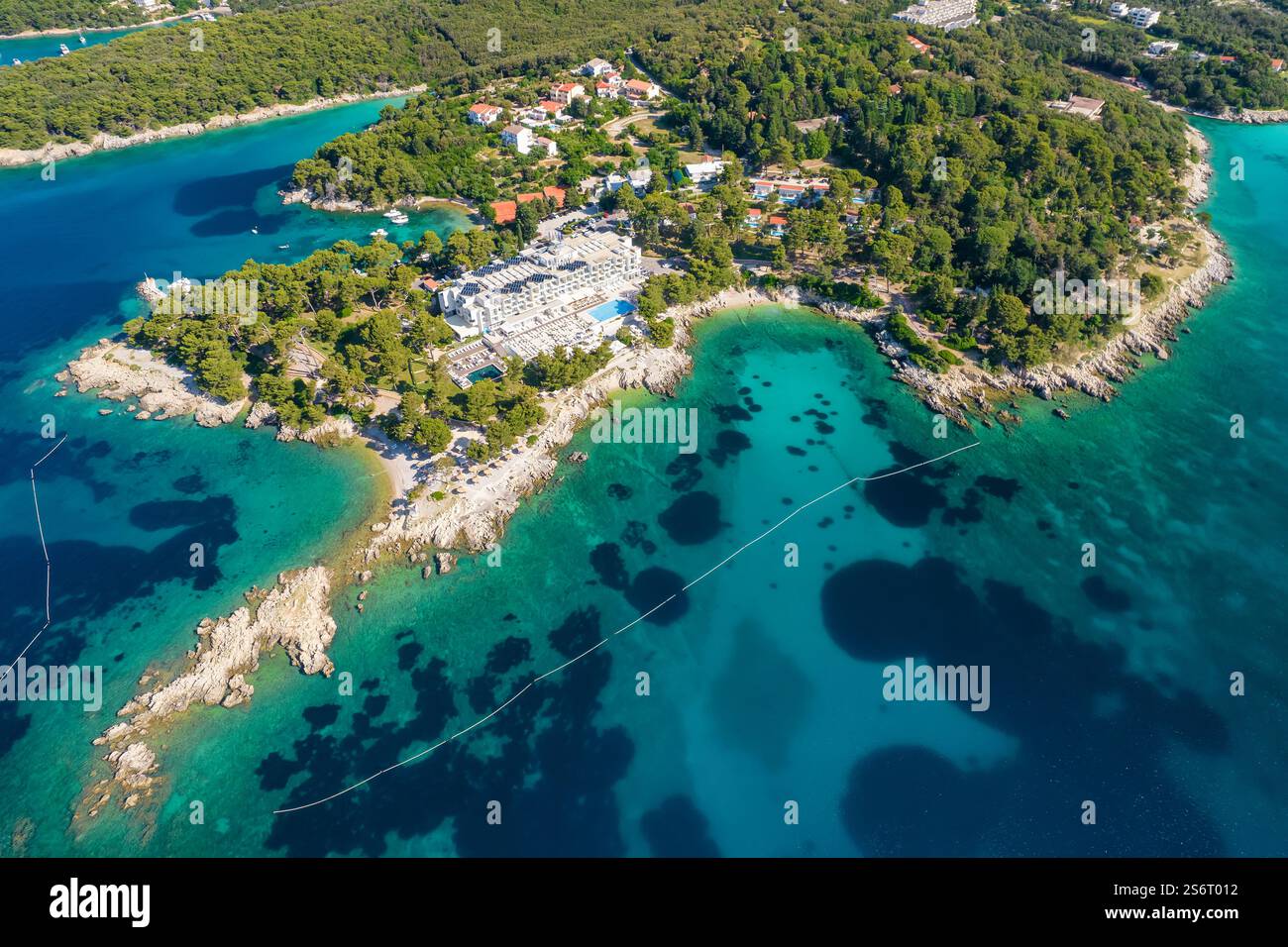 Vue aérienne du complexe hôtelier de luxe sur l'île de Rab en Croatie Banque D'Images
