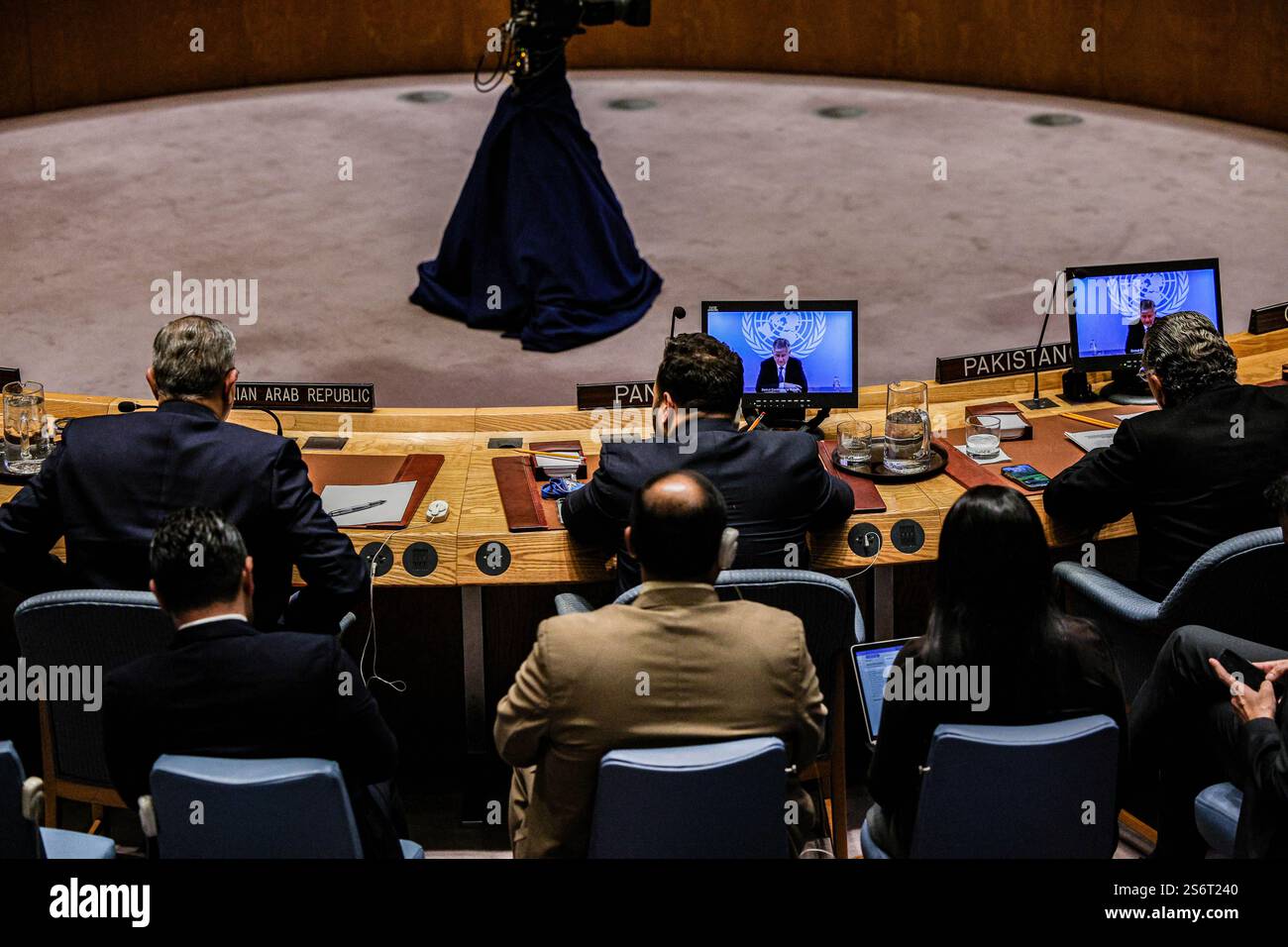 New York, New York, États-Unis. 17 janvier 2025. Une partie de la salle du Conseil de sécurité avec des observateurs projetant le général de division PATRICK Gauchat, chef de mission et chef d'état-major de l'organisme des Nations Unies chargé de la surveillance de la trêve (ONUST), s'exprimant lors d'une réunion du Conseil de sécurité sur le maintien de la paix et de la sécurité internationales, l'accent étant mis sur la Ligue des États arabes. Plus précisément, les résultats des pourparlers de cessez-le-feu, l'avenir et la Syrie et le Liban. (Crédit image : © Bianca Otero/ZUMA Press Wire) USAGE ÉDITORIAL SEULEMENT! Non destiné à UN USAGE commercial ! Banque D'Images