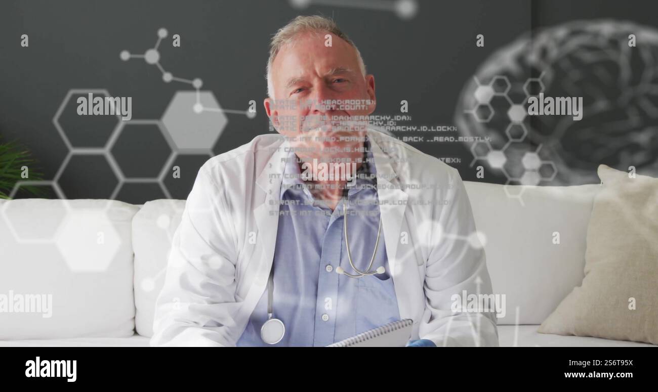 Image du traitement des données scientifiques sur un médecin masculin caucasien Banque D'Images