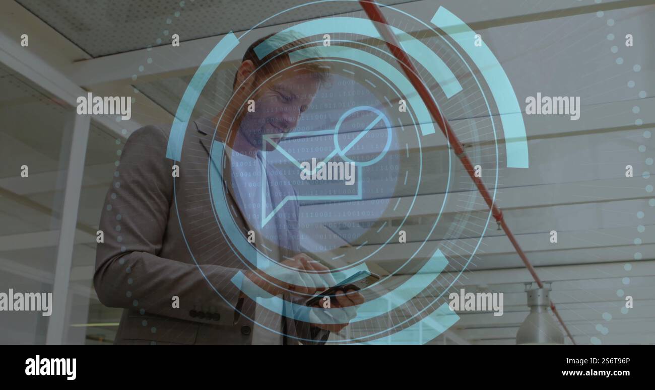 Image du traitement des données et de l'enveloppe sur l'homme caucasien à l'aide d'un smartphone Banque D'Images