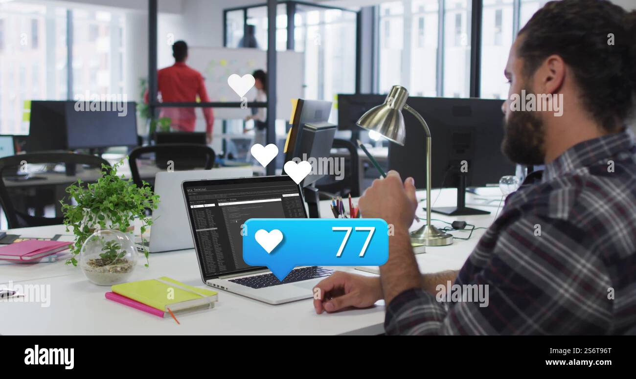 Image du traitement des données sur homme d'affaires biracial utilisant un ordinateur portable Banque D'Images