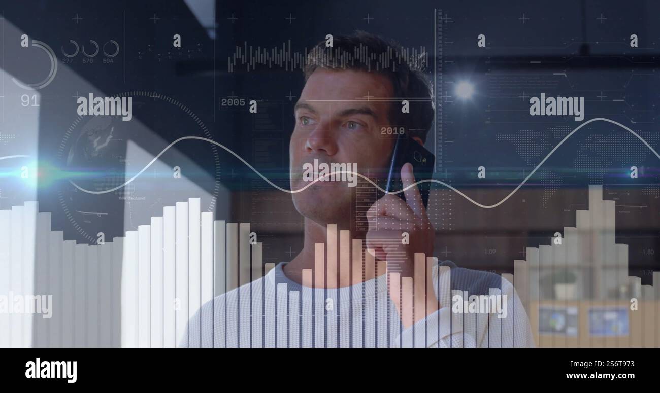 Image du traitement des données et des diagrammes sur l'homme caucasien parlant sur smartphone Banque D'Images