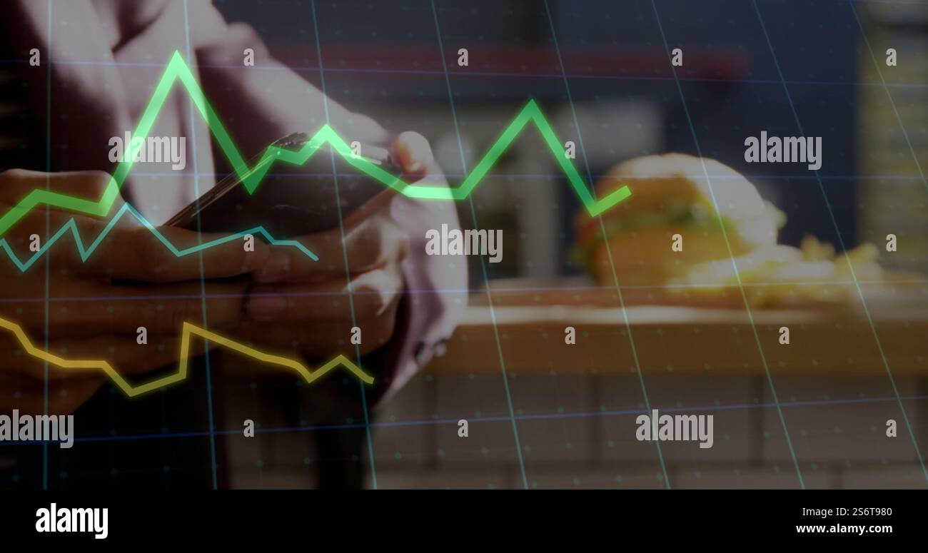 Image du traitement des données et des diagrammes sur l'homme biracial à l'aide d'un smartphone Banque D'Images