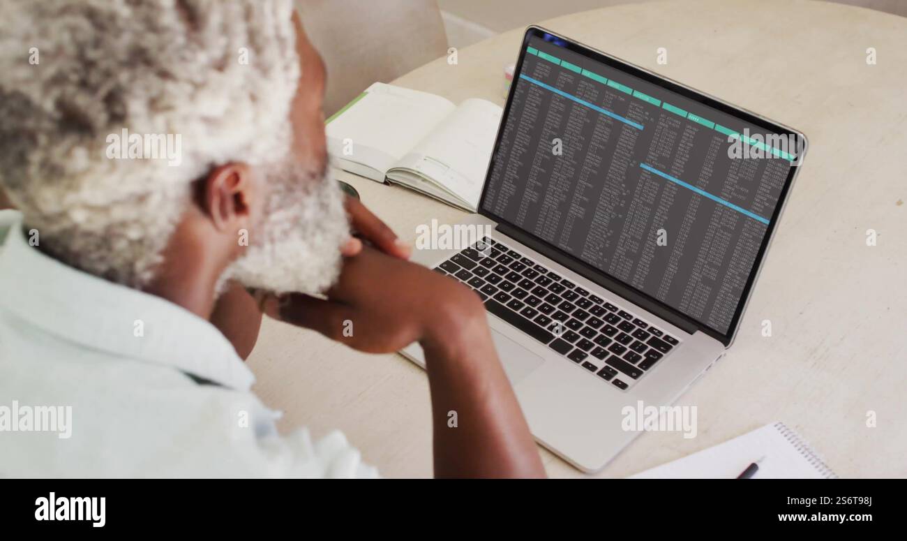 Image du traitement des données sur l'homme d'affaires afro-américain à l'aide d'un ordinateur portable Banque D'Images