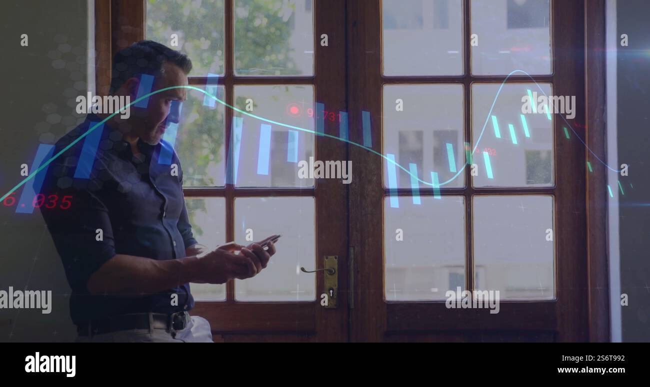 Image du traitement des données et des diagrammes sur l'homme caucasien à l'aide d'un smartphone Banque D'Images
