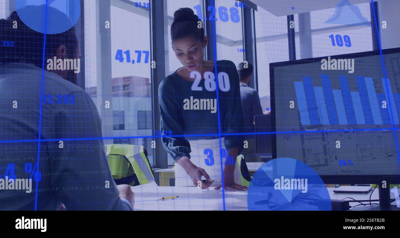 Image du traitement des données financières sur divers collègues travaillant au bureau Banque D'Images