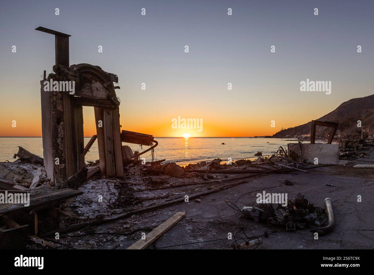 Malibu, Californie, États-Unis. 14 janvier 2025. Les restes de maisons ont endommagé des maisons après l'incendie de Palisades le long de Las Tuna Beach sur la Pacific Coast Highway à Malibu Calif., le mardi 14 janvier 2025. (Crédit image : © Catherine Bauknight/ZUMA Press Wire) USAGE ÉDITORIAL SEULEMENT! Non destiné à UN USAGE commercial ! Banque D'Images