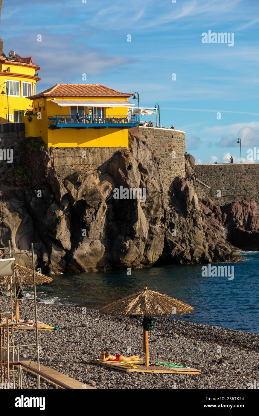 Portugal, île de Madère. Ponta do sol. Le restaurant sol Poente et sa façade jaune sur la falaise Banque D'Images