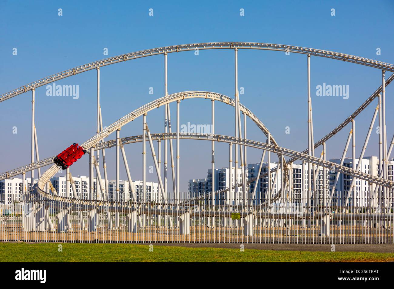 Émirats arabes Unis, Abu Dhabi. Yas Island, parc à thème Ferrari World, Formula Rosso, montagnes russes les plus rapides au monde Banque D'Images