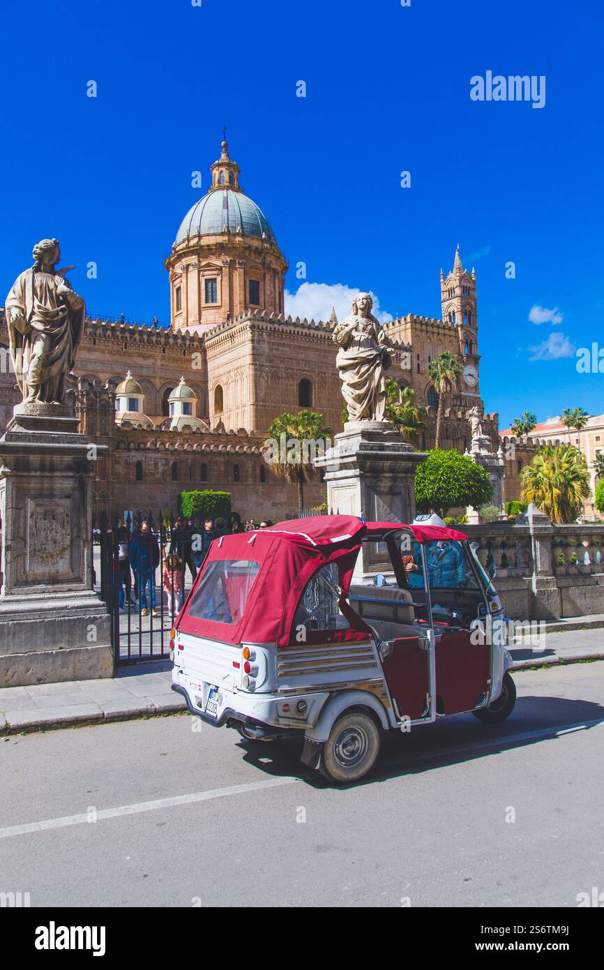 Italie, Sicile, Palerme. Cathédrale de Palerme. Taxi tricycle. piaggio vespa Banque D'Images