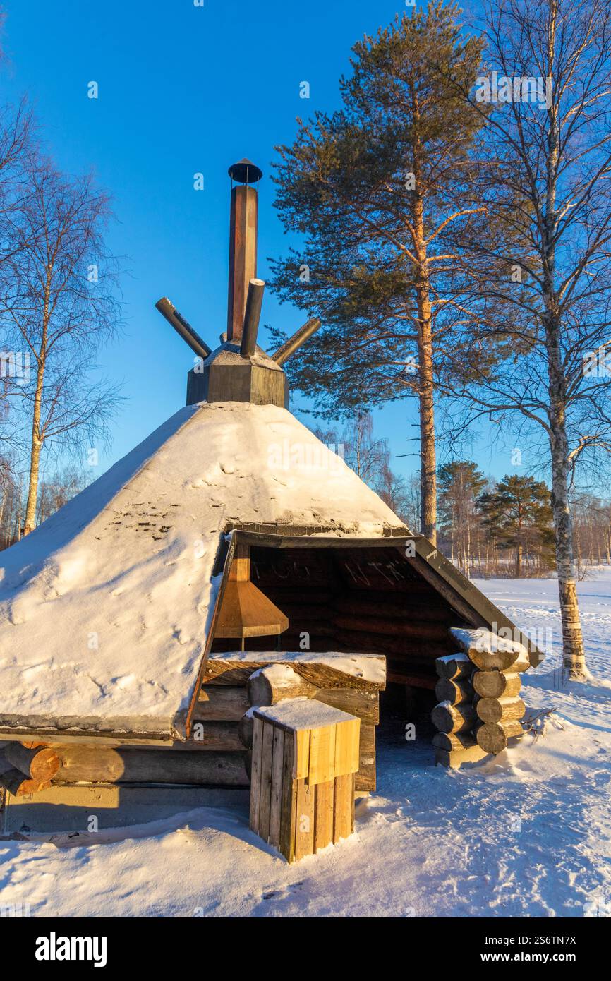 Scandinavie, Laponie, Finlande. Rovaniemi. Olkkajärven venesatama. Hangar à bateaux à Olkkajärvi Marina sur les rives du lac Olkkajärvi Banque D'Images Scandinavie, Laponie, Finlande. Rovaniemi. Olkkajärven venesatama. Hangar à bateaux à Olkkajärvi Marina sur les rives du lac Olkkajärvi Banque D'Images