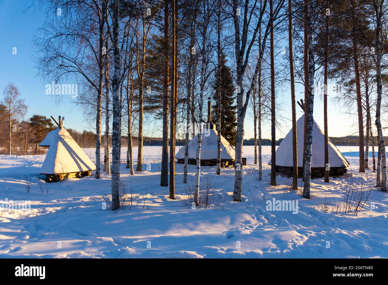 Scandinavie, Laponie, Finlande. Rovaniemi. Olkkajärven venesatama. Hangar à bateaux à Olkkajärvi Marina sur les rives du lac Olkkajärvi Banque D'Images Scandinavie, Laponie, Finlande. Rovaniemi. Olkkajärven venesatama. Hangar à bateaux à Olkkajärvi Marina sur les rives du lac Olkkajärvi Banque D'Images