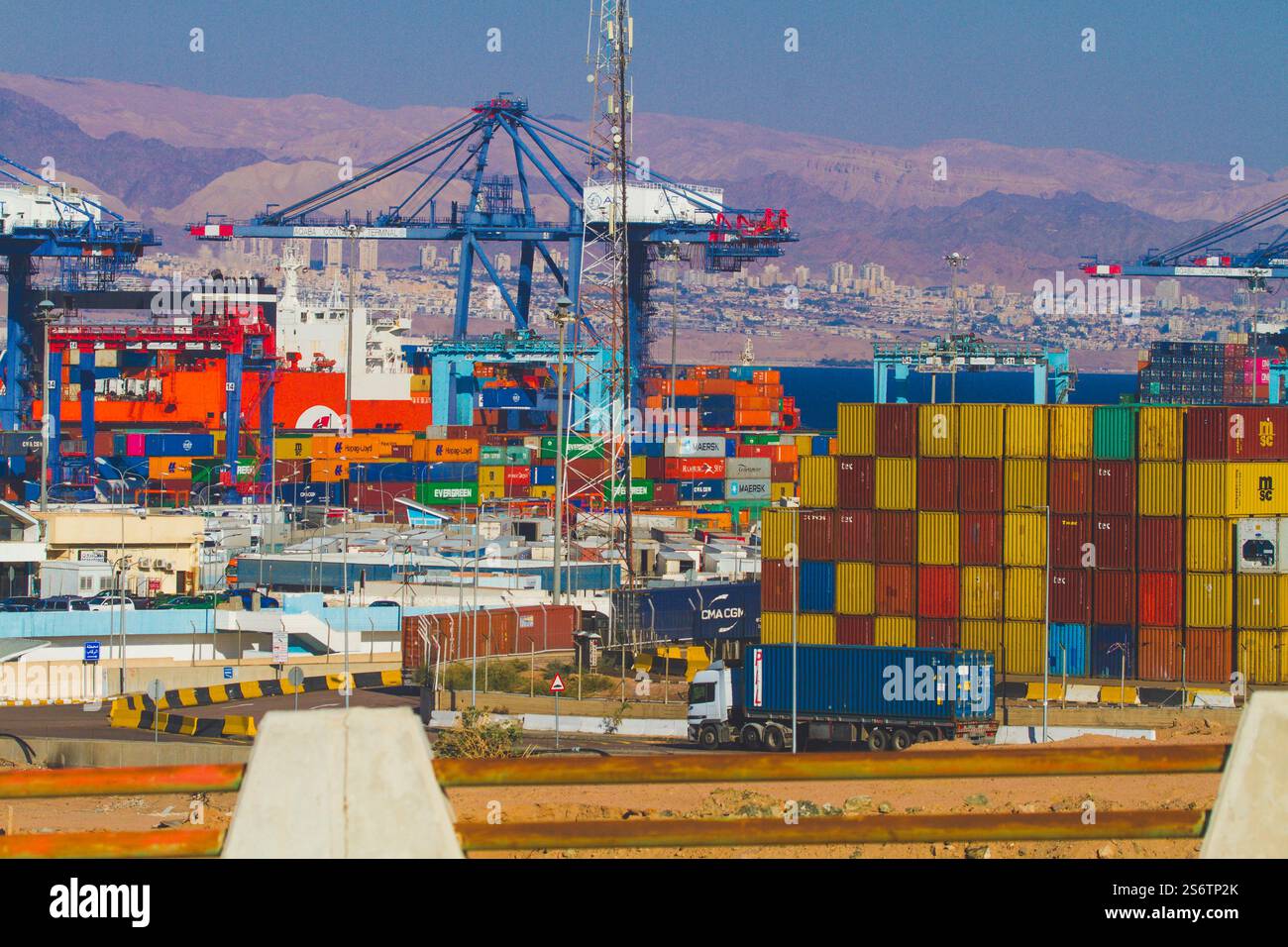 Moyen-Orient, Jordanie, Aqaba. Golfe d'Aqaba. ACT, terminal à conteneurs d'Aqaba. En arrière-plan, les notations israéliennes Banque D'Images