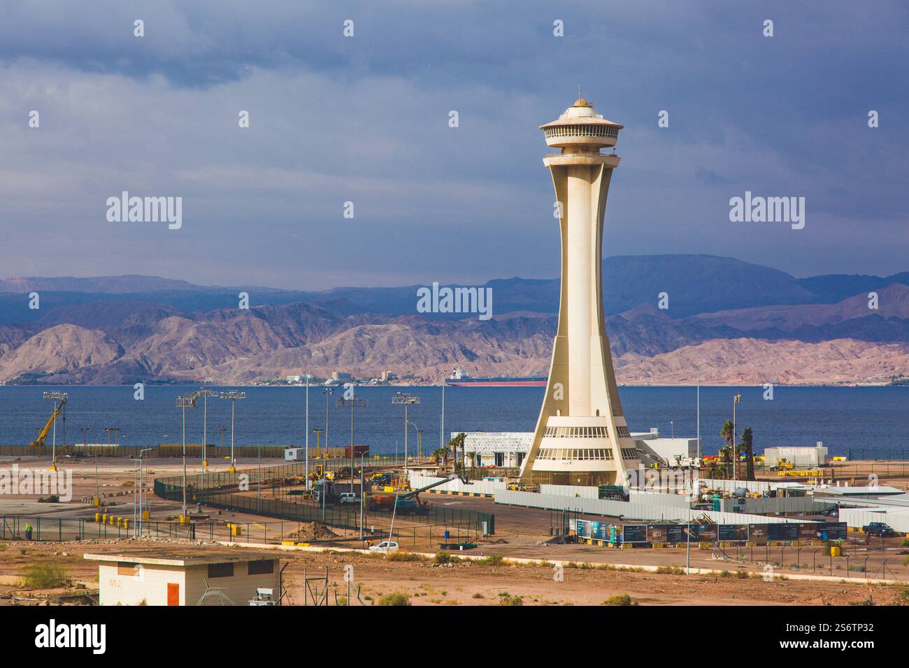 Moyen-Orient, Jordanie, Aqaba. Golfe d'Aqaba. Le port. Tour de bureau du capitaine de port. En arrière-plan, la côte israélienne. Banque D'Images