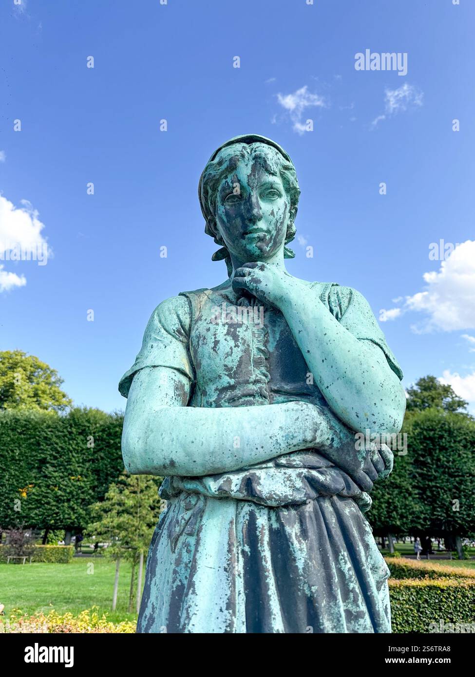 Copenhague, Danemark - 27 juillet 2024 : Statue d'une jeune fille danoise (Liden Gunver 1899) dans les jardins du château de Rosenborg (danois : Kongens Have) à Copenhague, Denmar Banque D'Images