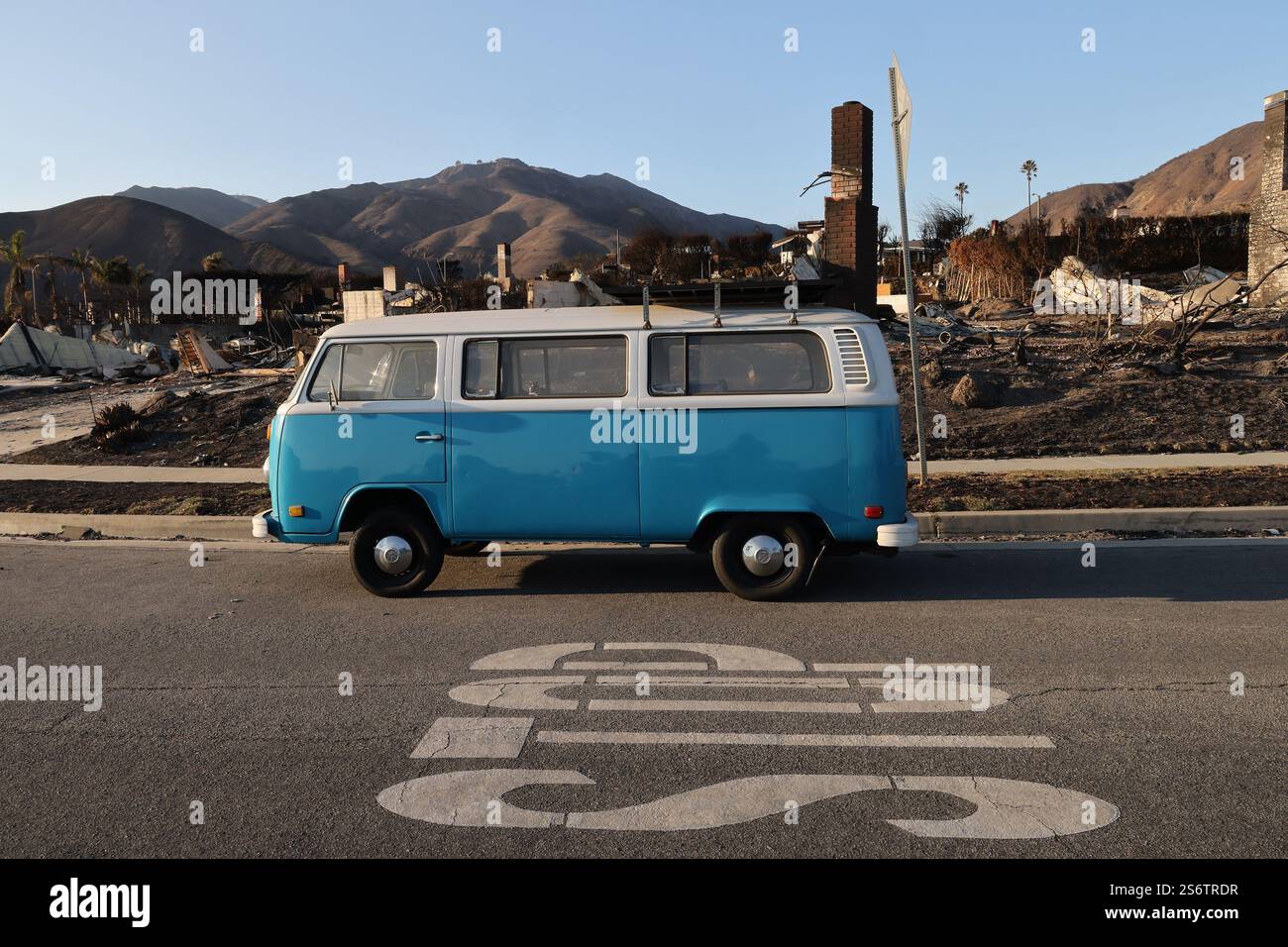 Malibu, Californie, États-Unis. 17 janvier 2025. Le bus rétro Volkswagen autrefois propriété de Preston Martin an dans lequel il a dormi pendant un an pendant l'université est garé dans un quartier Pacific Palisades détruit par l'incendie de Palisades et a été vu sur une photo aérienne AP dans les médias du monde entier. (Crédit image : © Jonathan Alcorn/ZUMA Press Wire) USAGE ÉDITORIAL SEULEMENT! Non destiné à UN USAGE commercial ! Banque D'Images