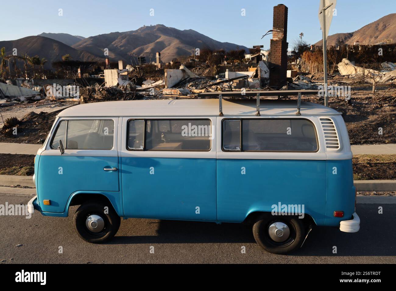 Malibu, Californie, États-Unis. 17 janvier 2025. Le bus rétro Volkswagen autrefois propriété de Preston Martin an dans lequel il a dormi pendant un an pendant l'université est garé dans un quartier Pacific Palisades détruit par l'incendie de Palisades et a été vu sur une photo aérienne AP dans les médias du monde entier. (Crédit image : © Jonathan Alcorn/ZUMA Press Wire) USAGE ÉDITORIAL SEULEMENT! Non destiné à UN USAGE commercial ! Banque D'Images