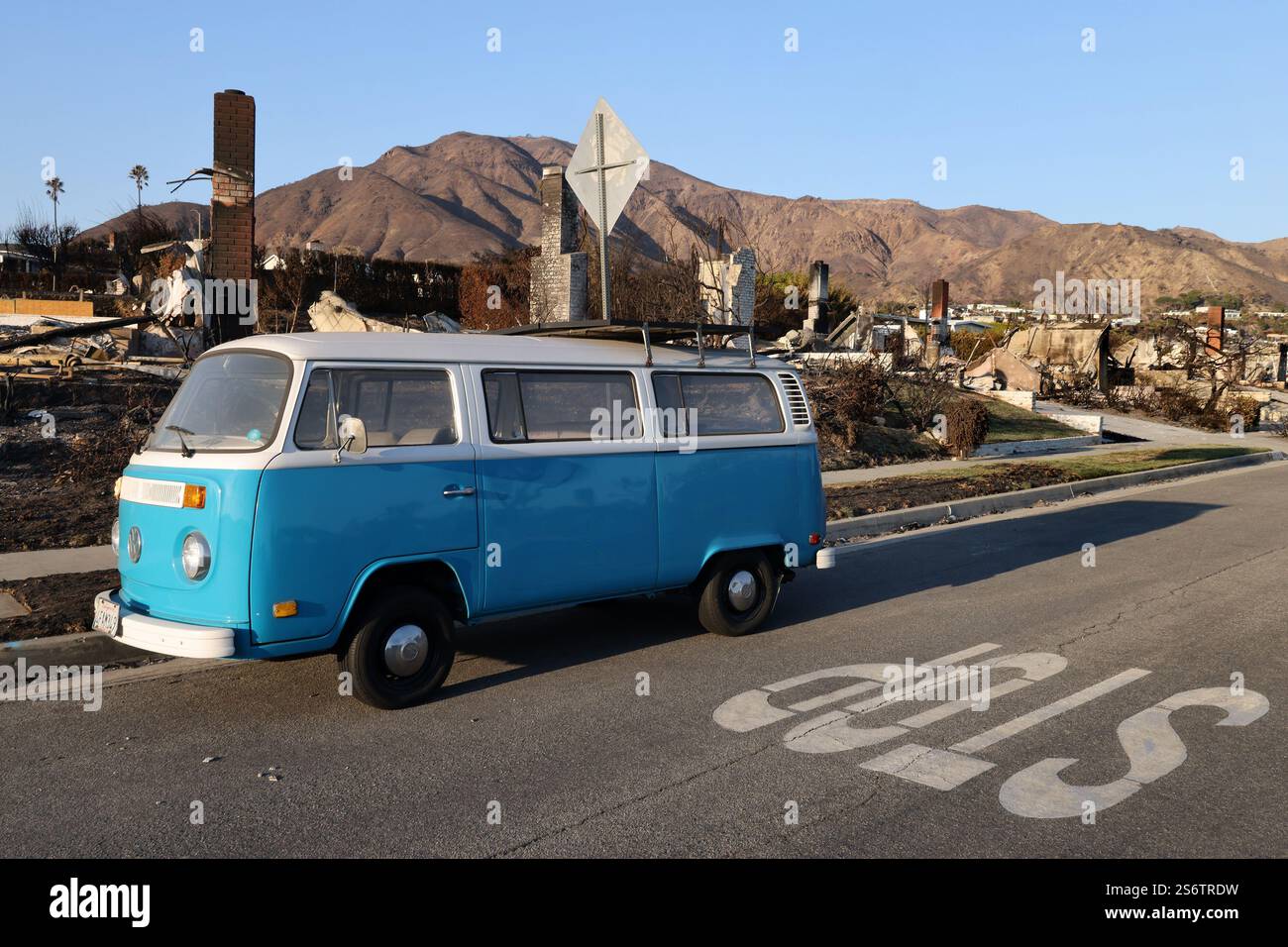Malibu, Californie, États-Unis. 17 janvier 2025. Le bus rétro Volkswagen autrefois propriété de Preston Martin an dans lequel il a dormi pendant un an pendant l'université est garé dans un quartier Pacific Palisades détruit par l'incendie de Palisades et a été vu sur une photo aérienne AP dans les médias du monde entier. (Crédit image : © Jonathan Alcorn/ZUMA Press Wire) USAGE ÉDITORIAL SEULEMENT! Non destiné à UN USAGE commercial ! Banque D'Images