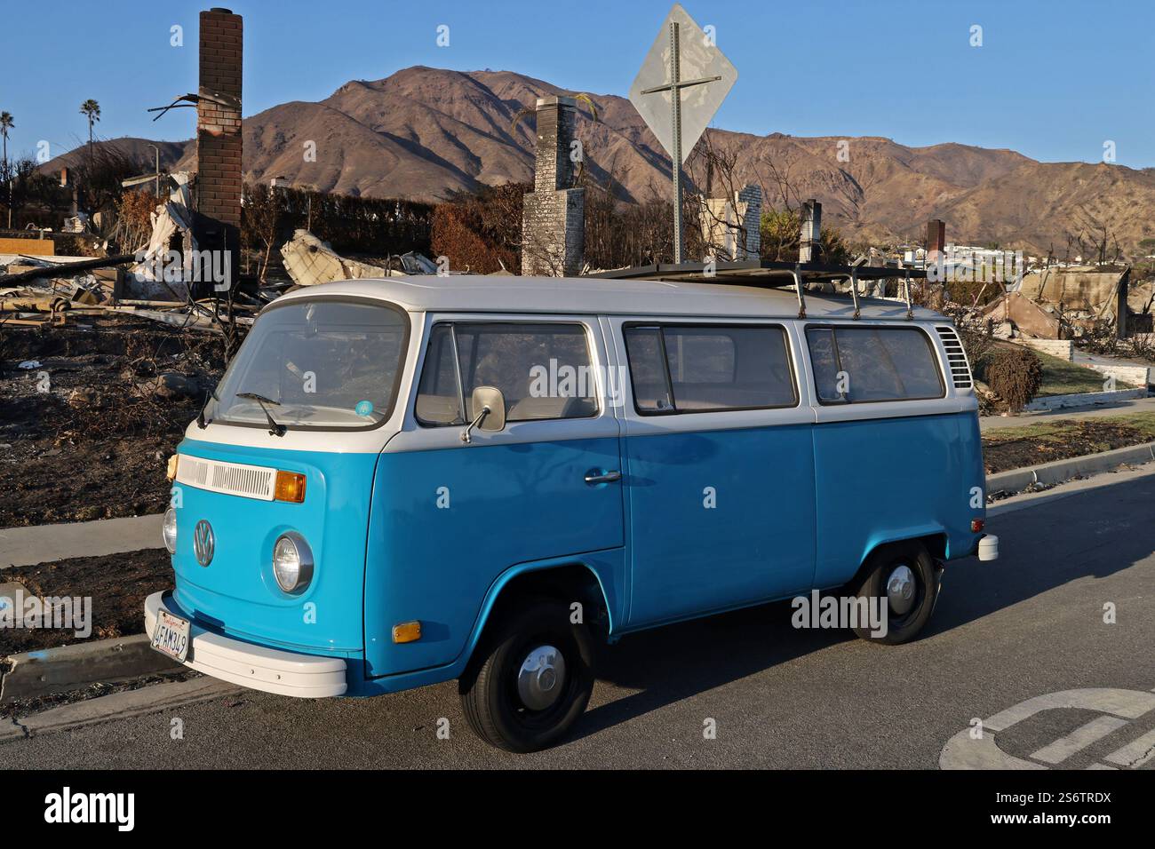 Malibu, Californie, États-Unis. 17 janvier 2025. Le bus rétro Volkswagen autrefois propriété de Preston Martin an dans lequel il a dormi pendant un an pendant l'université est garé dans un quartier Pacific Palisades détruit par l'incendie de Palisades et a été vu sur une photo aérienne AP dans les médias du monde entier. (Crédit image : © Jonathan Alcorn/ZUMA Press Wire) USAGE ÉDITORIAL SEULEMENT! Non destiné à UN USAGE commercial ! Banque D'Images