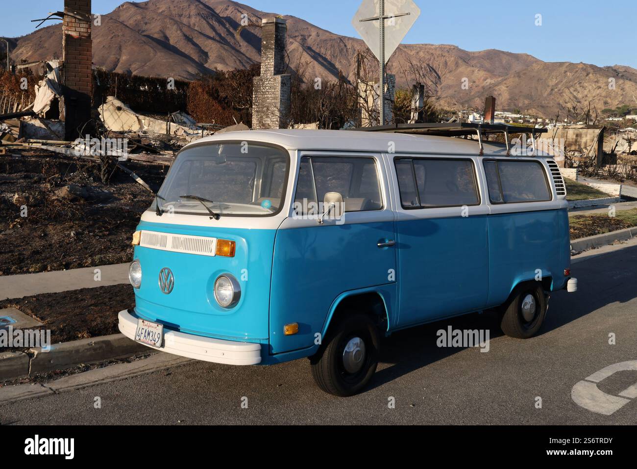Malibu, Californie, États-Unis. 17 janvier 2025. Le bus rétro Volkswagen autrefois propriété de Preston Martin an dans lequel il a dormi pendant un an pendant l'université est garé dans un quartier Pacific Palisades détruit par l'incendie de Palisades et a été vu sur une photo aérienne AP dans les médias du monde entier. (Crédit image : © Jonathan Alcorn/ZUMA Press Wire) USAGE ÉDITORIAL SEULEMENT! Non destiné à UN USAGE commercial ! Banque D'Images