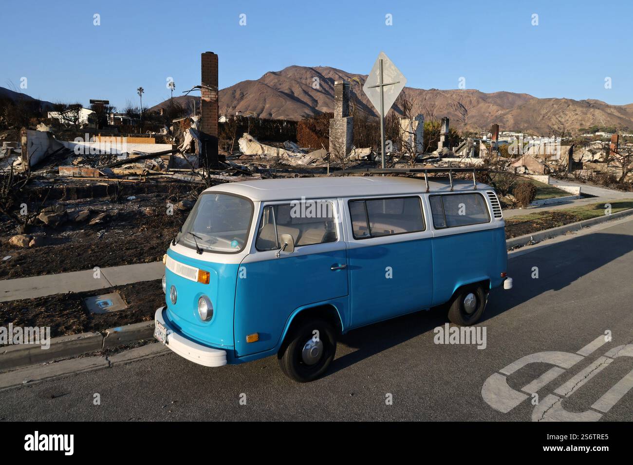 Malibu, Californie, États-Unis. 17 janvier 2025. Le bus rétro Volkswagen autrefois propriété de Preston Martin an dans lequel il a dormi pendant un an pendant l'université est garé dans un quartier Pacific Palisades détruit par l'incendie de Palisades et a été vu sur une photo aérienne AP dans les médias du monde entier. (Crédit image : © Jonathan Alcorn/ZUMA Press Wire) USAGE ÉDITORIAL SEULEMENT! Non destiné à UN USAGE commercial ! Banque D'Images