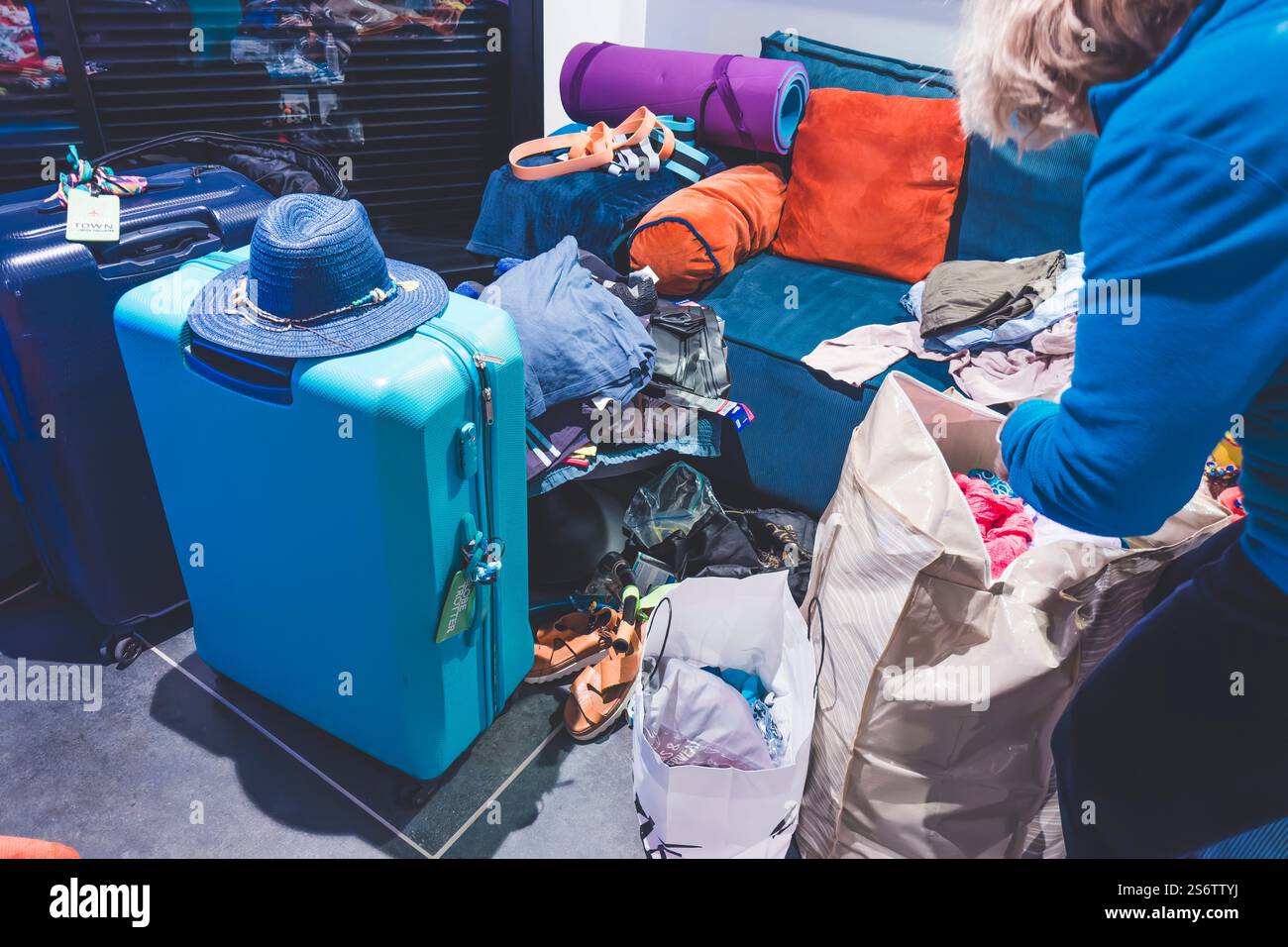 Femme blonde dans son salon préparant ses vacances Banque D'Images