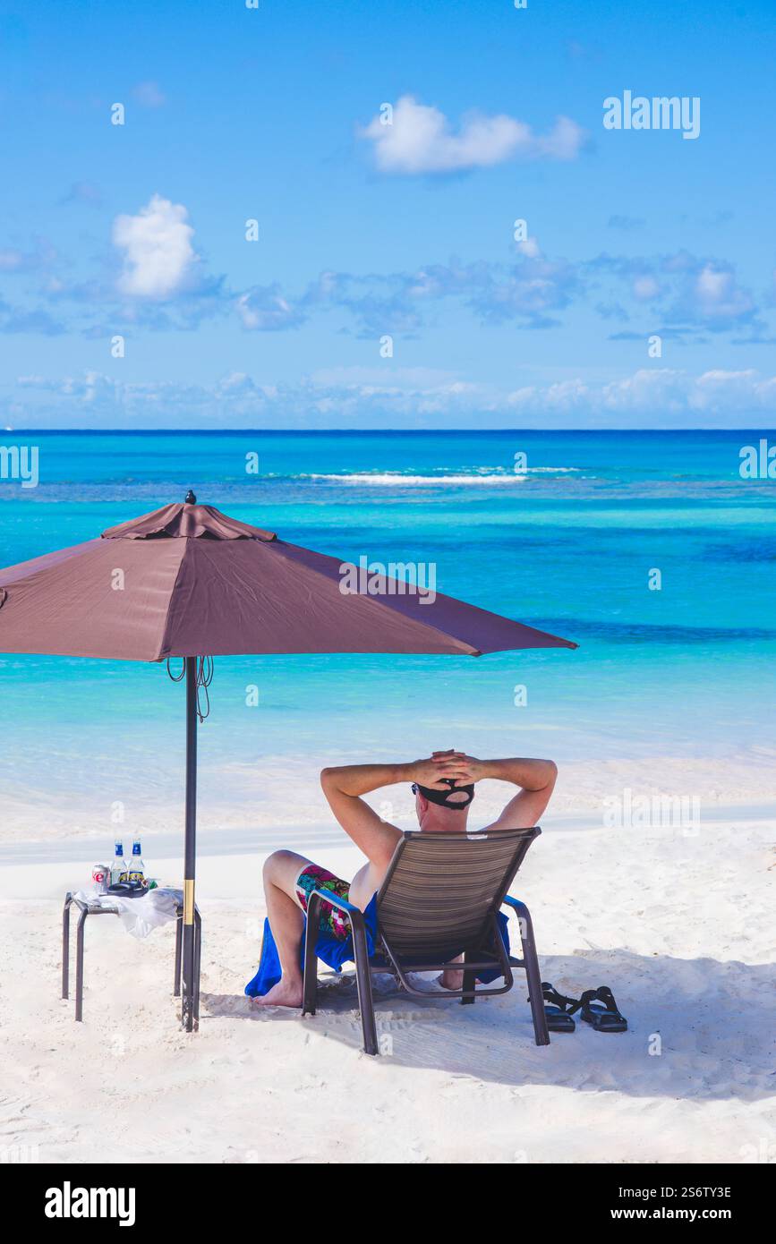 Antigua-et-Barbuda, Antilles, île d'Antigua, Man, sous un parasol Banque D'Images