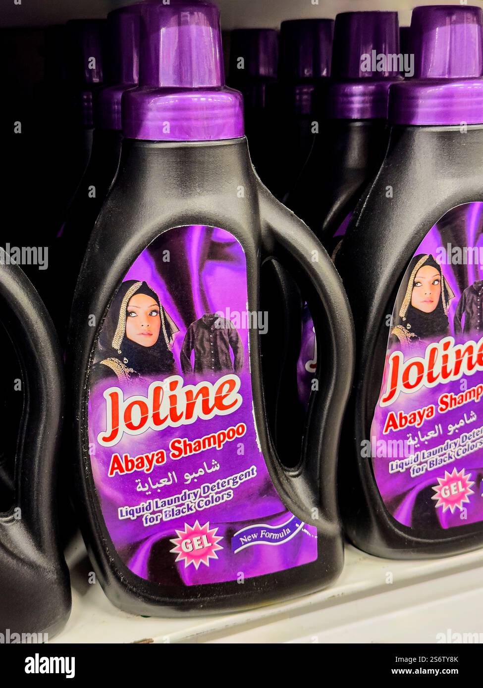 Étagère de supermarché, nettoyant à vêtements, noir à l'effigie d'une femme musulmane. Banque D'Images