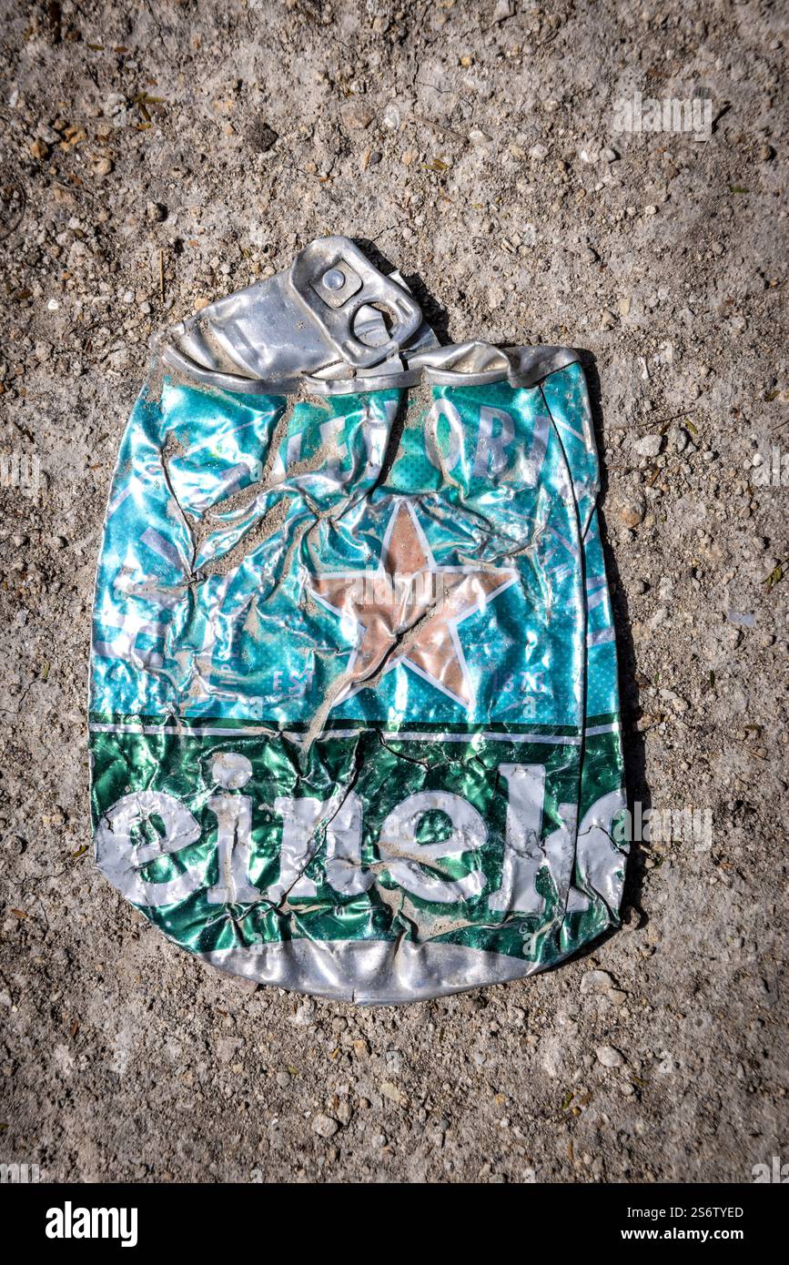 Vieilles ordures sur le sol, Heineken Can écrasé Banque D'Images
