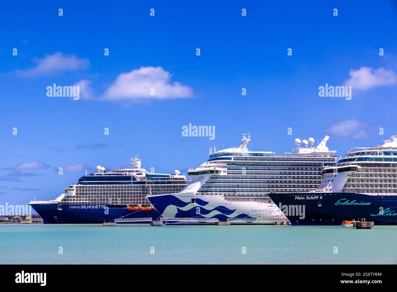 Antigua-et-Barbuda, Antilles, île d'Antigua. St John's. Celebrity Silhouette par Celebrity Cruises. Mein Schiff 4 par TUI Cruises, . Enchanté Prin Banque D'Images