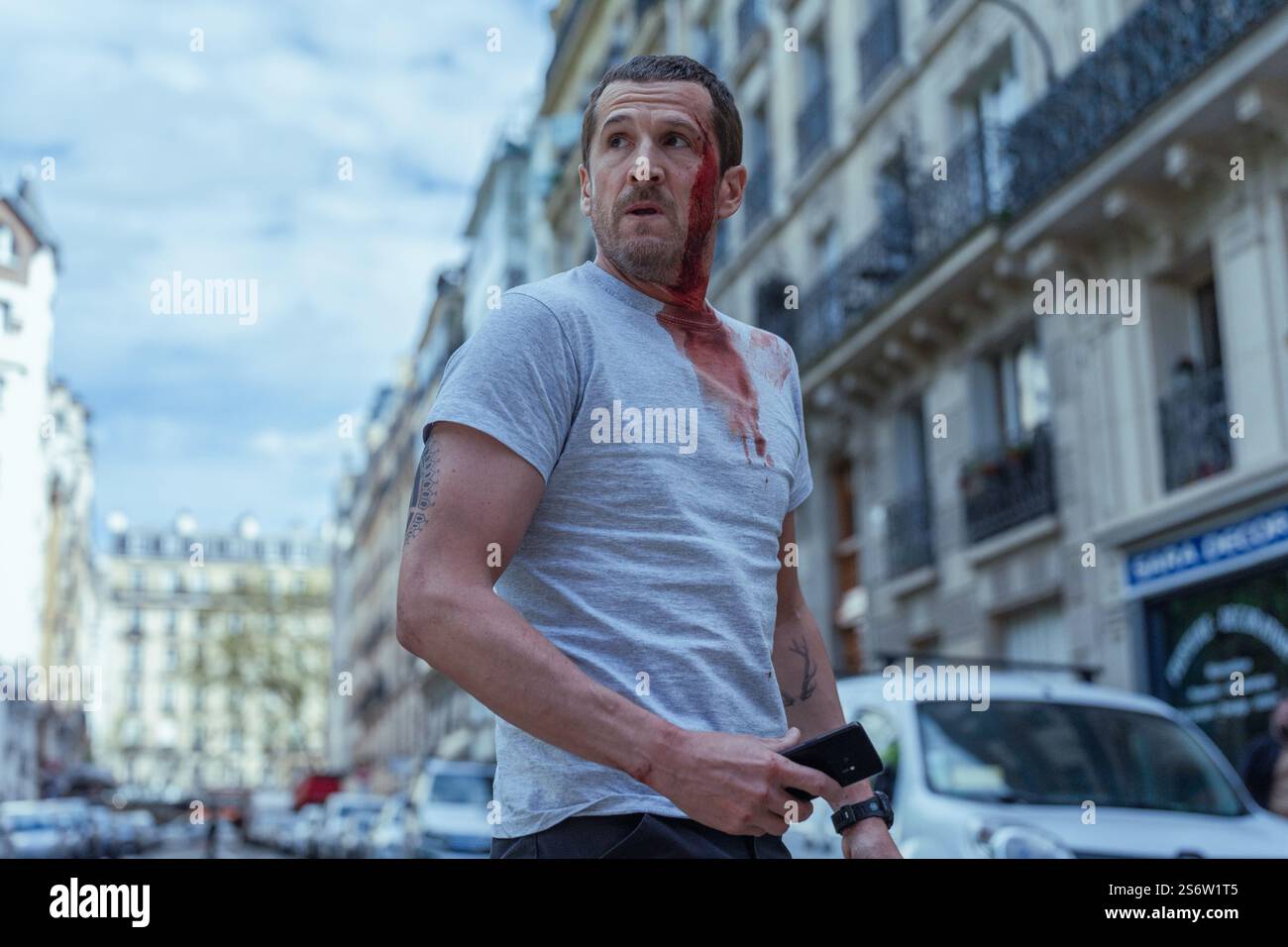 DATE DE SORTIE : 10 janvier 2025. TITRE : ad Vitam. STUDIO : Netflix. RÉALISATEUR : Rodolphe Lauga. COMPLOT : après avoir échappé à une tentative de meurtre, Franck Lazareff doit retrouver sa femme Leo, qui a été enlevée par un mystérieux groupe d'hommes armés. Il est rattrapé par son passé et plongé dans une affaire d'État qui lui dépasse. EN VEDETTE : GUILLAUME CANET dans le rôle de Franck. (Crédit image : © Netflix/Entertainment Pictures/ZUMAPRESS.com) USAGE ÉDITORIAL SEULEMENT ! Non destiné à UN USAGE commercial ! Banque D'Images