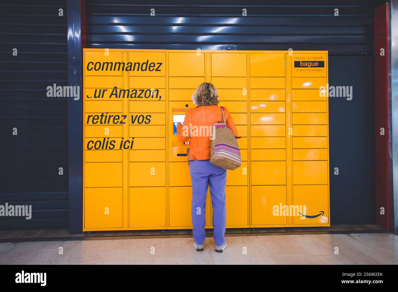 Boîte à colis Amazon Banque D'Images