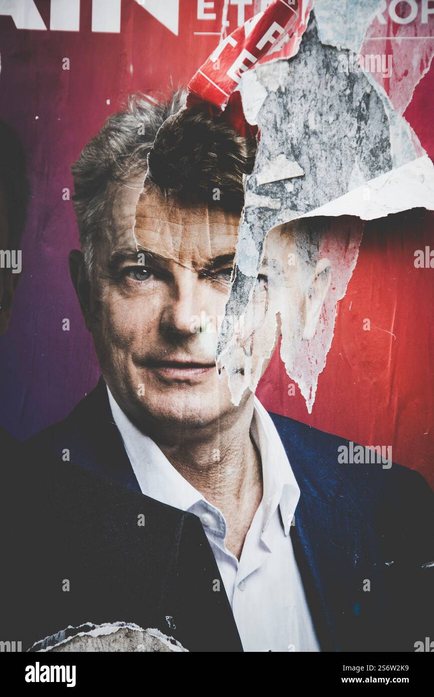Affiche électorale déchirée du Parti communiste français avec le visage de Fabien Roussel, secrétaire national du Parti communiste français Banque D'Images