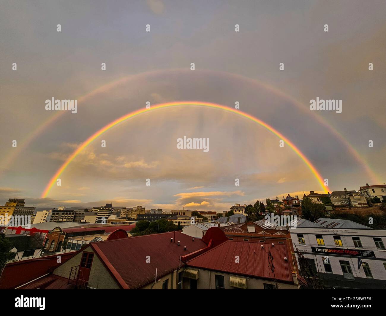 Un superbe arc-en-ciel double au-dessus du centre-ville de Dunedin, Otago, Nouvelle-Zélande. Banque D'Images