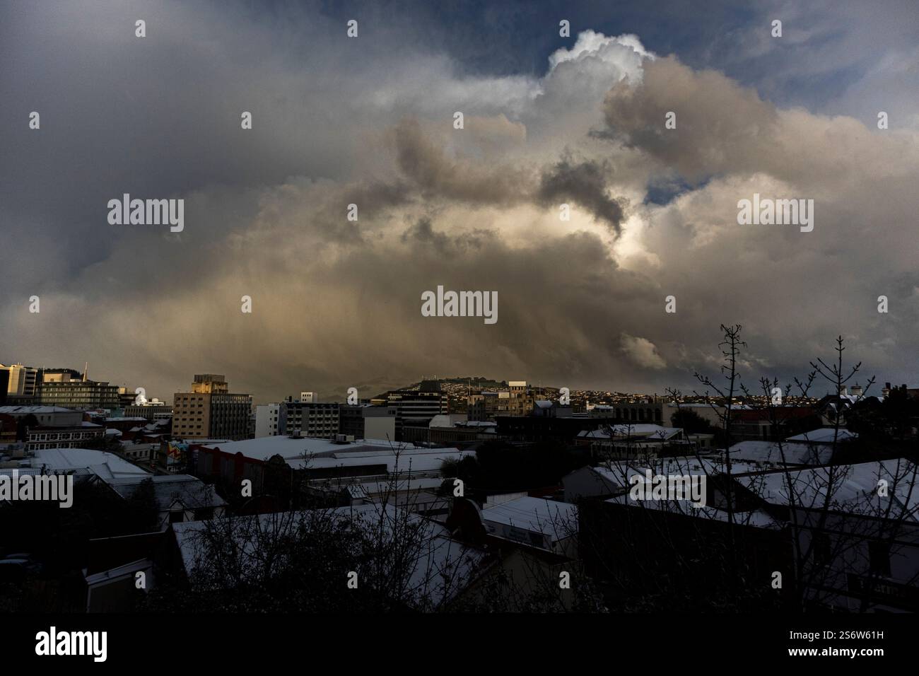 Nuages émotionnels se formant au-dessus de Dunedin, Otago, Nouvelle-Zélande Banque D'Images