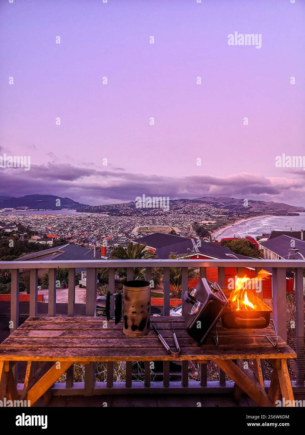 Un barbecue au coucher du soleil, surplombant la banlieue de Saint clair, Dunedin, Otago, Nouvelle-Zélande Banque D'Images