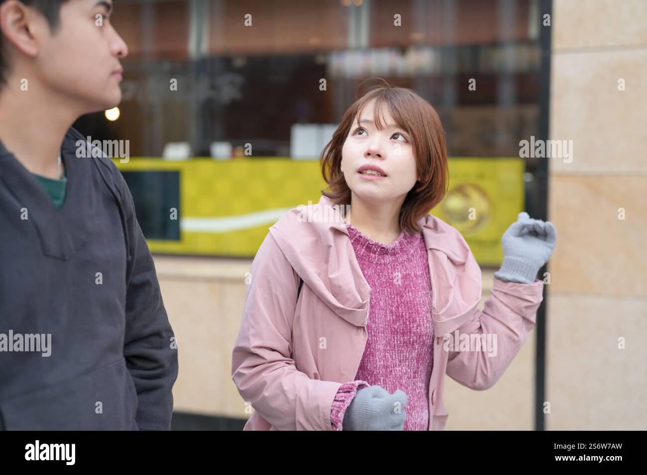 Un homme et une femme japonais dans la vingtaine marchent sur une voie publique à Sakae, dans le quartier de Naka, dans la ville de Nagoya, dans la préfecture d'Aichi. Banque D'Images