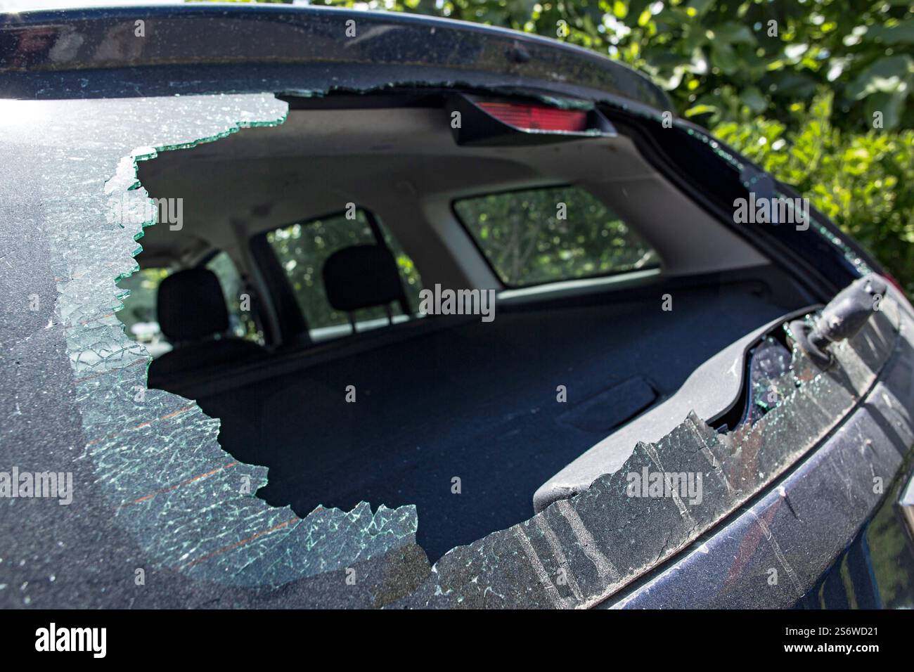 Gros plan d'une vitre arrière cassée. Banque D'Images