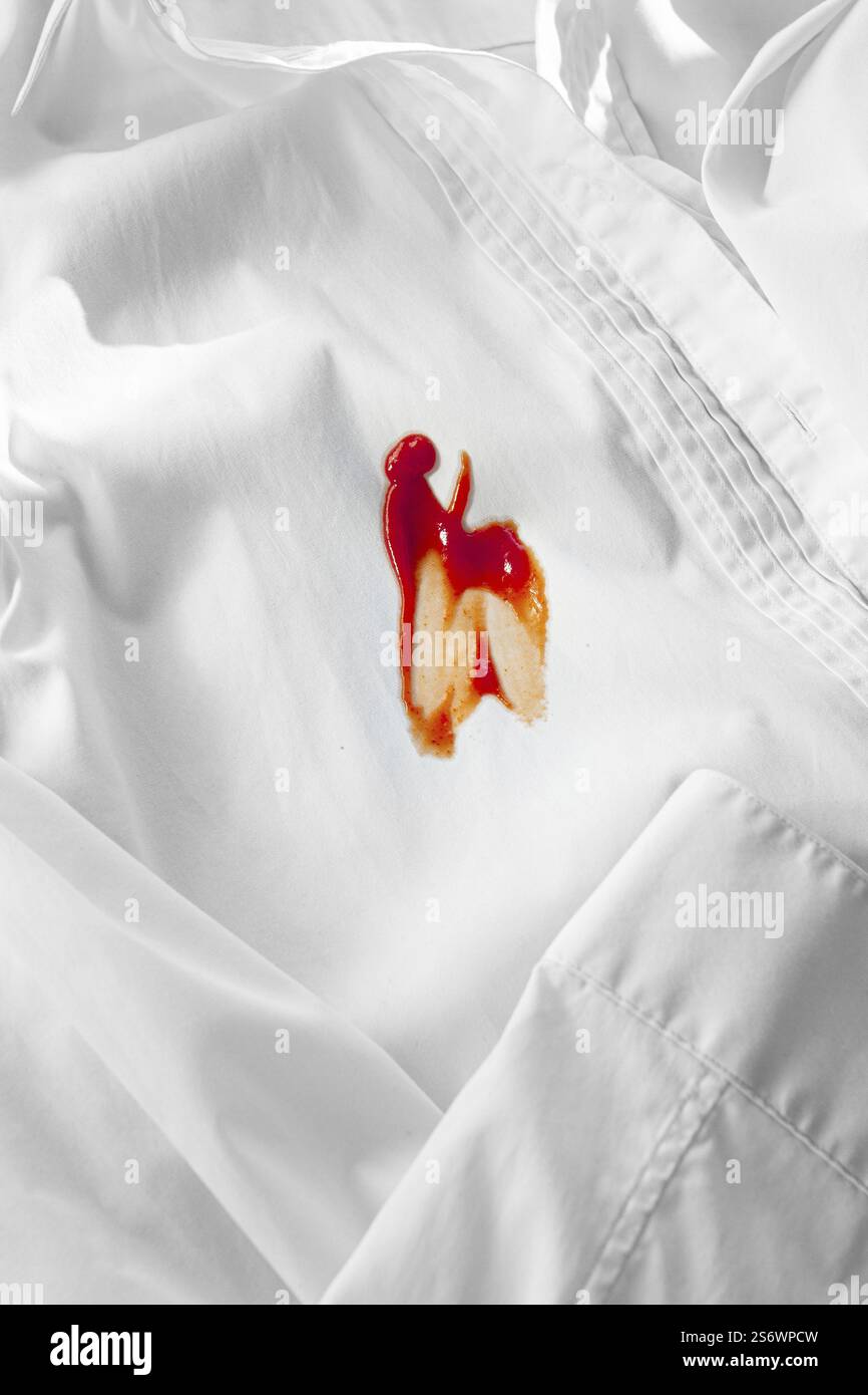 Chemise blanche tachée de ketchup, pas de gens, gros plan, mise au point sélective Banque D'Images