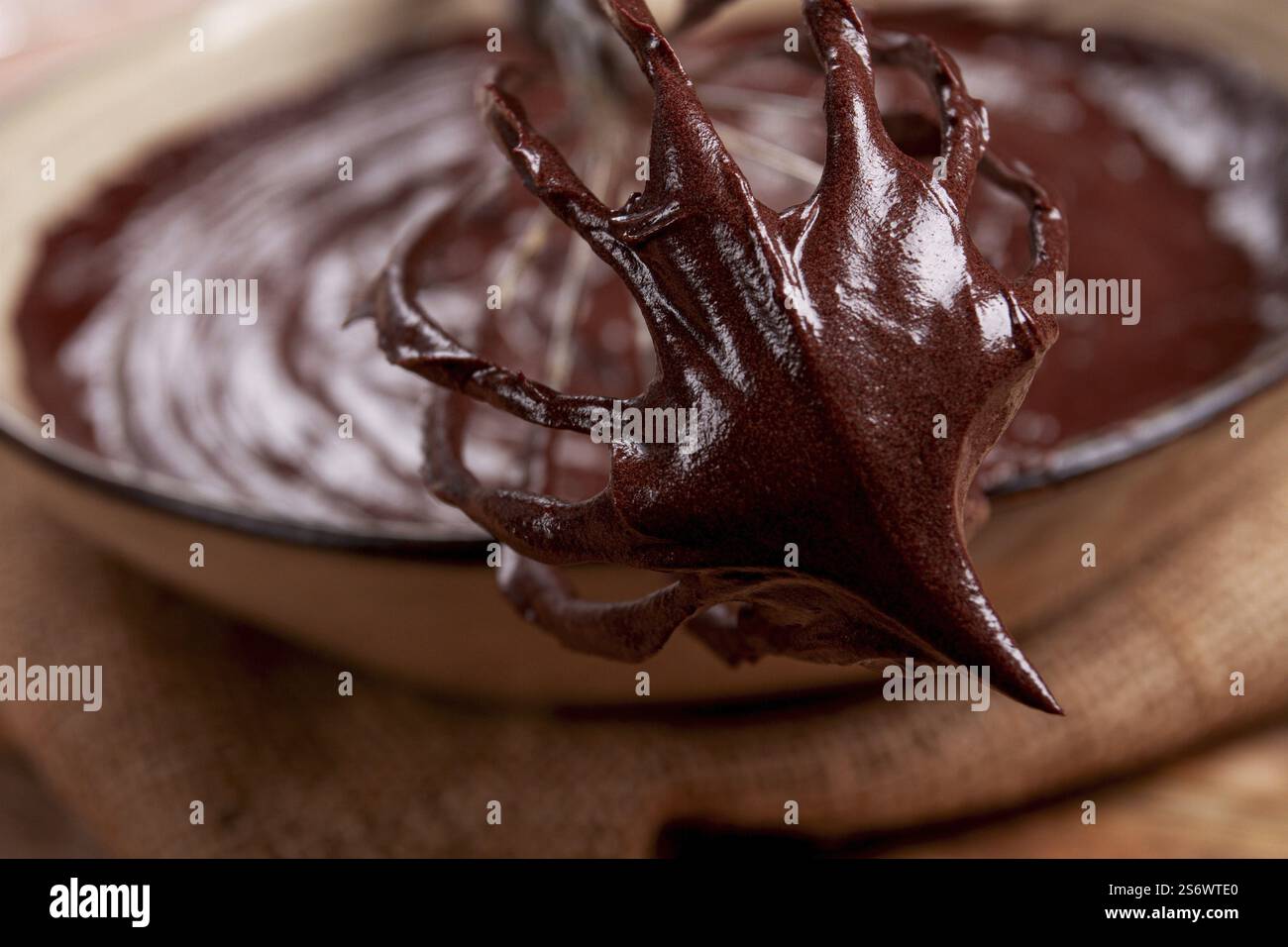Un bol de pâte au chocolat, un fouet pour fouetter, cuire au four, structure et consistance, fait maison, vue de dessus, personne Banque D'Images